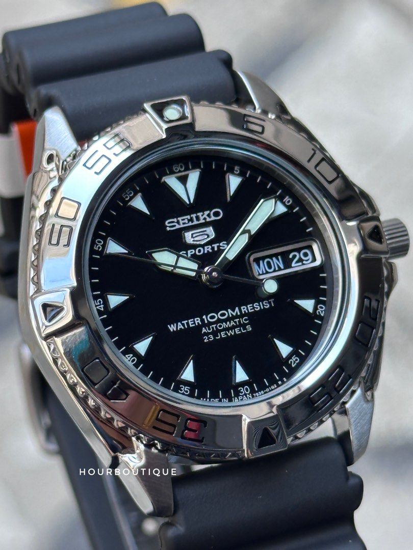 Brand New Made In Japan Seiko 5 Black Dial Sports Automatic Watch SNZB33J2