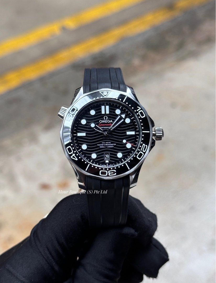 Brand New Omega SeaMaster 300 Black On Rubber Men's Automatic Divers Watch 210.32.42.20.01.001