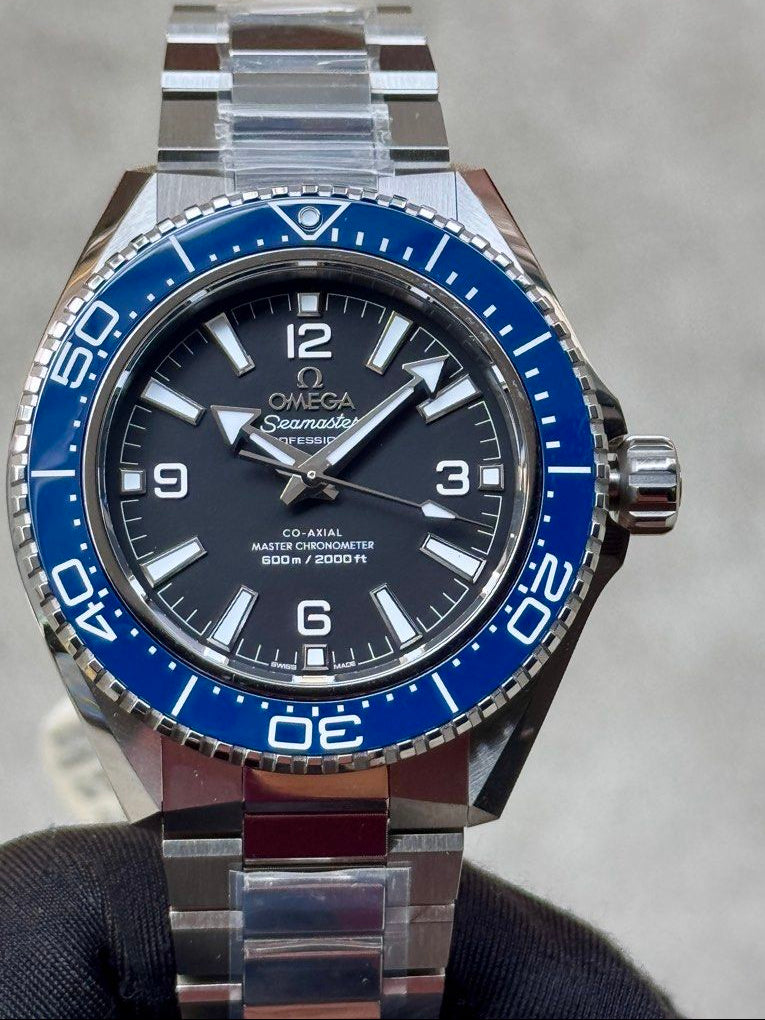 Brand New Omega SeaMaster Planet Ocean Blue on Black, Bracelet. Automatic Divers 600m Watch